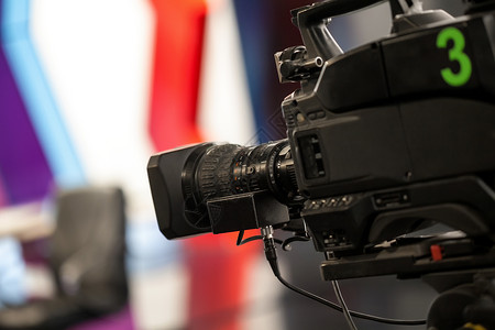 录像摄影机     电视演播室录制节目信息新闻相机媒体舞台广播布景照明设备背景图片
