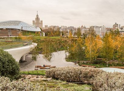 俄罗斯莫斯科 Zaryadye 公园 2019 年 10 月 10 日 保留大使馆大圆形剧场的景色 秋季莫斯科市中心风景如画的全背景
