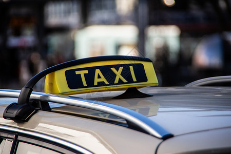 车顶上的出租车牌号展示图表塑料运输图解白色背景图片