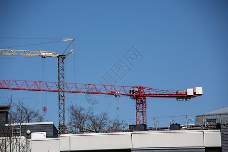 建筑工地大起重机繁荣看板蓝色黄色配重红色白色金属背景图片