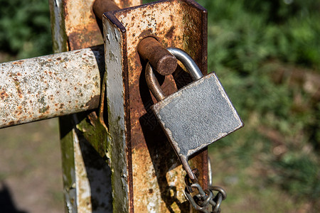 U型锁屏障上的大锁链质量通道棕色金属u型挂锁背景