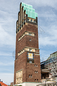 蒂尔塔冈加在达姆施塔特作为里程碑的婚礼塔手指纪念碑蓝色石工天空艺术品指针棕色地标绿色背景