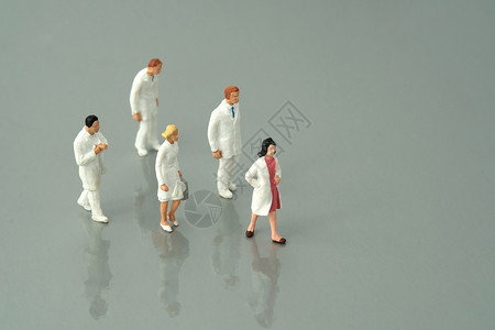 医生和护士走出去上班的前视线 迷你人图诊所职员女士工作团体病人生活医院男性卫生背景图片
