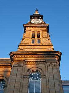 在南港梅赛赛塞德 与蓝色的夏日天空对峙时钟塔上 这座古老的胜利者在西南港建筑学中心历史行政区建筑正方形地标石头历史性王国背景