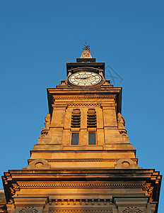 高时钟塔 胜利者在金金森的建筑 对蓝夏天 在南港梅尔西德城广场的一个小镇广场上街道画廊地标建筑学蓝色艺术历史性晴天天空英语背景