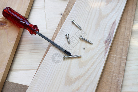 木头锤子木柴上的螺心螺母坚果也用于建筑工艺维修家具工作台硬件桌子木工活动建造锤子木头背景