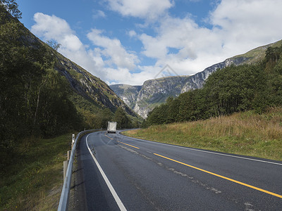 挪威最高的山地块大篷车高清图片