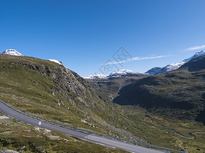 查看在夏季与雪峰和冰川的山地景观 国家旅游风景线 55位于挪威 Lom 和 Luster 之间自然草地蓝色路线全景缠绕岩石旅行光背景图片