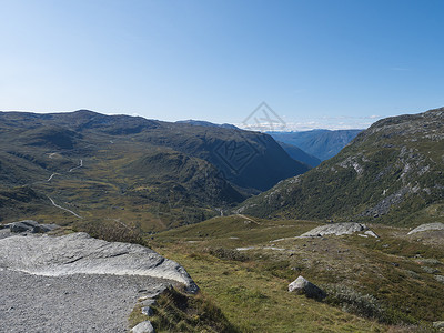 查看在夏季与雪峰和冰川的山地景观 国家旅游风景线 55位于挪威 Lom 和 Luster 之间蓝色森林顶峰全景缠绕自然天线天空公背景图片