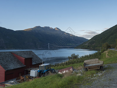哈当厄尔大桥位于挪威Ullensvang和Ulvikin的Hardanger大桥对面连接 世界地道悬浮桥最漫长的隧道1380米 夏季黄金时段背景