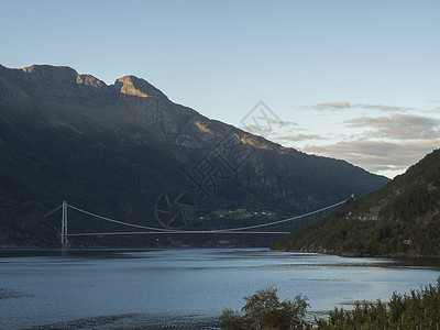 哈当厄尔大桥位于挪威Ullensvang和Ulvikin的Hardanger大桥对面连接 世界地道悬浮桥最漫长的隧道1380米 夏季黄金时段背景