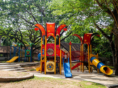 公园院子里的多彩游乐场闲暇娱乐塑料玩具乐趣游戏地面学校托儿所安全背景图片