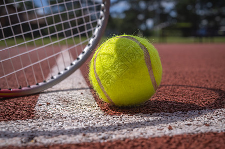 标题素材网网球场面有白线 球和花环背景