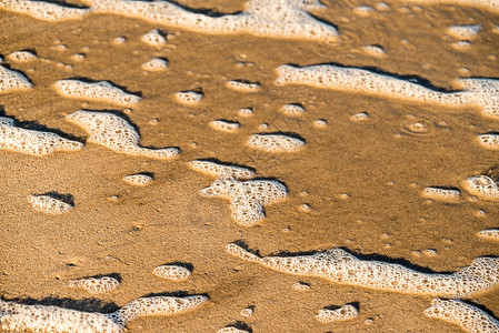 桑迪海滩和冲浪泡沫空间棕色晴天方式假期图形倾斜白帽背景图片