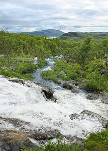 拉普兰北部溪流瀑布高清图片