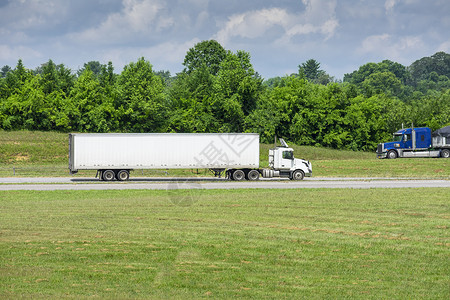 在田纳西州高速公路上举行两场18-Wheelers会议背景图片