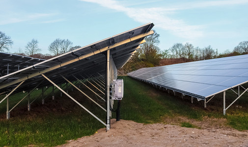 在诺特的一个大公园中利用太阳能模块产生清洁能源生态农场可持续环境安装太阳排放阳光气候化石背景