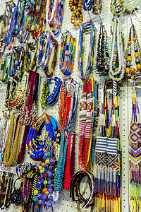祖鲁语非洲多彩的手镯 项链和首饰 在开普敦配饰纪念品工艺珠子文化街道手工业手工饰品市场背景