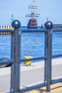 无线电帆柱离开波兰乌斯特卡海港的Corsair船海洋蓝色港口海港信号天空旅游栏杆护柱巡航背景