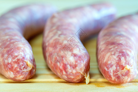 德国香肠布劳特武尔斯特产品猪肉熟食倾斜食物棕色背景图片