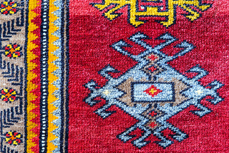 旧地毯 手工制作劳动证据编织羊毛红色棉布蓝色祷告材料古董背景图片