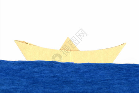 海上的纸船导航玩具旅行纸板天空海洋蓝色背景图片