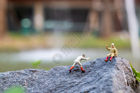 攀爬在岩石上的寻人者 体育和休闲概念宏观运动玩具爬坡远足登山者男人假期冒险闲暇背景