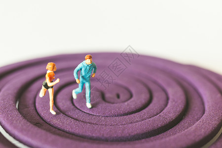 紫色三角龙玩具蜜蜂 紫色田地上的两只龙尼格跑步数字生活夫妻模型乐趣身体街道女士玩具背景
