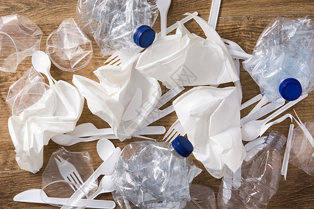 塑料勺子木制背景上可处置的废塑料陶器工业餐具生态厨具塑料用具生日团体勺子背景