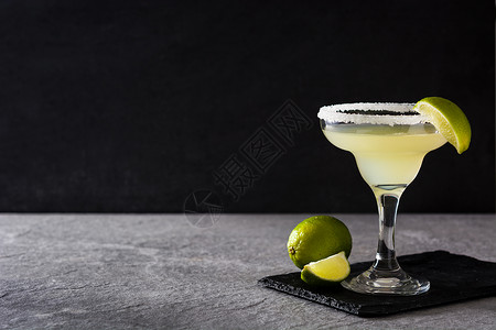龙舌兰灰色背景的玛格丽塔鸡尾酒和玻璃中的石灰酒精食物饮料果汁派对热带绿色酒吧茶点背景