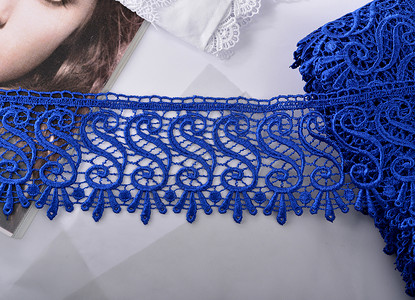 蓝色温柔的彩带 美丽的丝绸布织物 在光背景上裁缝磁带松紧带棉布蕾丝店铺纺织品丝带乡村魅力背景图片