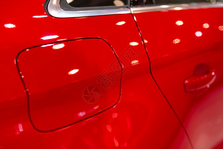 红色汽车上盖有封面的汽油封顶背景图片