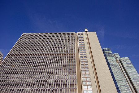 对抗蓝天的摩天大楼贸易旅行城市办公室财产天空景观建筑物财富高楼背景图片