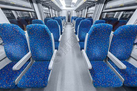 内装蓝色椅子的空列车运输速度天花板走廊车辆商务民众经济人士城际背景图片