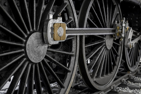 一个老车轮的轮子历史运输铁路机械机器蒸汽货运金属力量火车背景图片