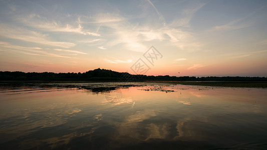 小河流流动天气自然保护区天空池塘环境反射生态森林日落背景图片
