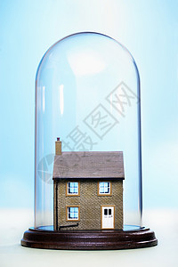 玻璃遮罩下的陶瓷房安全钟罩拍摄样板房保险房子影棚保护房地产市场背景图片