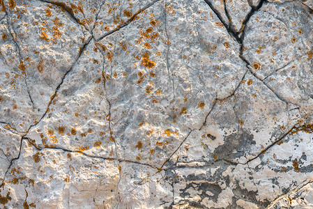 旧岩石纹理背景日光灰色苔藓裂缝材料悬崖石头阳光背景图片