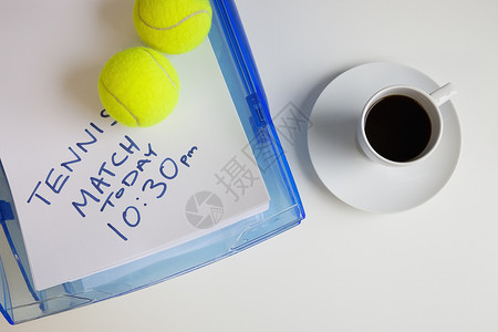 咖啡杯 有网球和表面注纸咖啡杯子通讯文本纸质热饮静物数字茶托时间背景图片