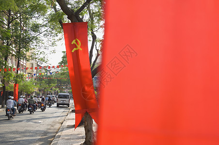 红色摩托车和在路上的锤子和镰刀车辆红色指示牌空间空格处运输横幅自行车摩托车摄影背景