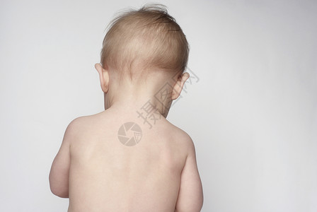 婴儿612个月背视图612个月膀子影棚棕色男孩秃顶头发宝贝背景