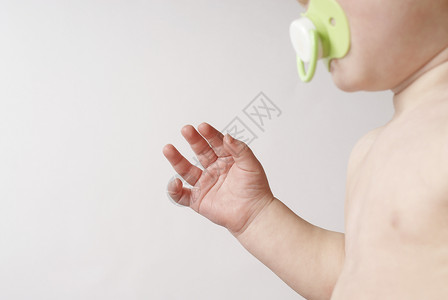 612个月婴儿612个月 中间带节口男孩奶嘴影棚膀子勘探宝贝背景图片
