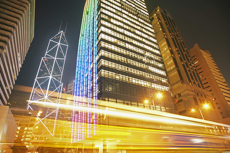 中国香港光照摩天大楼低角度视图(长期暴露) 香港背景图片