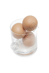 三个棕蛋 在白底酒杯中水杯健康饮食玻璃静物食物影棚四物视图特写背景图片