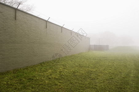 环绕田地的砖墙田园风光缺席建筑学草地背景图片