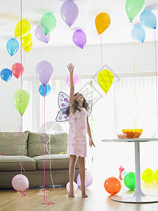 12岁生日年轻女孩79岁 童话翅膀伸向客厅气球孩子童年生日派对孩子们裙子戏服一人长发棕色背景