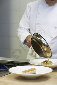 男子厨师 在厨房餐桌上端饭煮煎锅成人食品男人烹饪盘子一人食物食材行业中年背景图片
