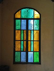 长方形彩色背景安装在家庭室内的彩色玻璃窗背景