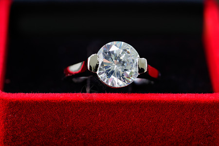 红色珠宝盒中的钻石戒指新娘盒子魅力订婚奢华首饰结婚婚姻案件宏观背景图片
