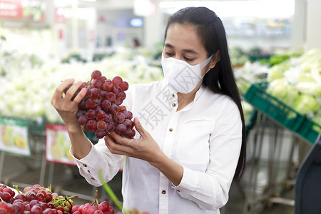 身戴保护面罩的亚洲女性长头发超标疾病消费者食物暴发社交杂货持有者店铺家庭杂货店背景图片